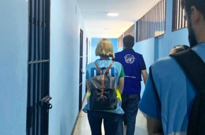 موظّفون من مفوضيّة الأمم المتّحدة السامية لحقوق الإنسان يزورون سجنًا في ولاية موناغاس في فنزويلا. © المفوضيّة السامية لحقوق الإنسان
