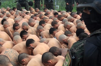 洪都拉斯武装部队提供的宣传照片显示，2023年6月29日，军事警察在洪都拉斯埃尔波韦尼尔的一处惩教中心开展行动。图片来源：欧新社-埃菲通讯社/洪都拉斯武装部队