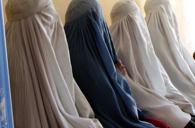 阿富汗巴达克山省法扎巴德市，妇女们在一家医院等候产检。图片来源：路透社/Angie Ramos