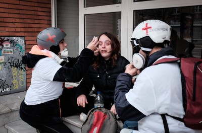 一名抗议妇女被投掷催泪瓦斯后因吸入有毒气体而晕倒，随后她得到了医护人员的救治。法国图卢兹，2018年12月29日。© 图片来源：Patrick Batard／ABACAPRESS.COM
