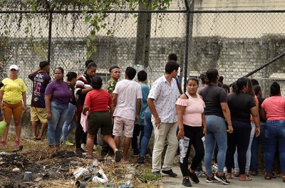 أقارب السجناء ينتظرون أخبارًا عن أحبائهم أمام السجن في غواياكيل، بعد أن أعلنت الحكومة الإكوادورية يوم الثلاثاء حالة طوارئ تمتدّ على 60 يومًا في كافة السجون المنتشرة في جميع أنحاء البلاد وسمحت للقوات المسلحة باستعادة السيطرة عليها، عقب موجة العنف التي خلفت 18 قتيلاً خلال عطلة نهاية الأسبوع، في غواياكيل بالإكوادور، 25 تموز/ يوليو 2023. © رويترز/ فينسنت غايبور ديل بينو 