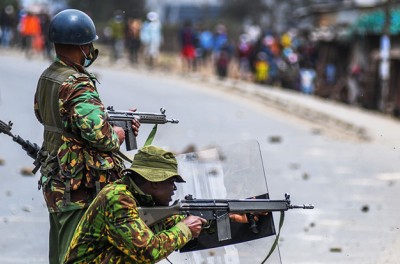 NAIROBI, KENYA - 12 DE JULIO: Fuerzas de seguridad intervienen para detener a los manifestantes, quienes protestaban contra los aumentos de impuestos, en Nairobi, Kenya, 12 de julio de 2023. © Gerald Anderson