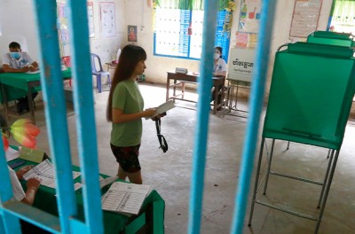 Une femme tient son bulletin de vote alors qu’elle se dirige vers un isoloir dans un bureau de vote à Phnom Penh, au Cambodge, le 23 juillet 2023. Les septièmes élections de l’Assemblée nationale du Cambodge se sont tenues le 23 juillet 2023. © EPA-EFE/KITH SEREY