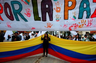 Partidarios de la paz manifestándose durante una marcha en Bogotá, Colombia.© REUTERS/John Vizcaino