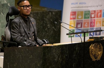 联合国可持续发展目标倡导者埃迪·恩多普（Eddie Ndopu）在高级别政治论坛上向代表们发表讲话。© 联合国照片／Manuel Elias