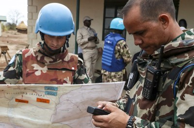 印度军事特遣队成员准备前往南苏丹阿卜耶伊镇的任务地点进行巡逻。图片来源：联合国照片/Stuart Price