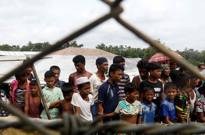 2018年8月24日，缅甸西部若开邦孟都区，罗兴亚难民聚集在缅甸和孟加拉国边境的“无人区”围栏附近。图片来源：欧新社-埃菲通讯社/NYEIN CHAN NAING