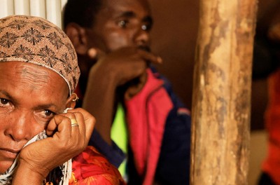 إيومتو جيبريسياسي، البالغة من العمر 50 عامًا، أمام مأواها في مخيم أبي عدي للمشردين داخليًا في تيغراي بإثيوبيا، بعد أنّ شرّدتها الاشتباكات بين الجبهة الشعبية لتحرير تيغراي وقوات الدفاع الوطنية الإثيوبية المتحالفة مع قوات الأمهرة الخاصة، 24 حزيران/ يونيو، 2023. © رويترز/ تيكسا نيجر