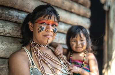 巴西图皮─瓜拉尼族的一位年轻母亲和她孩子的照片 © 盖蒂图片社
