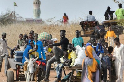 Los civiles que han huido del Sudán devastado por la guerra tras el estallido de los combates entre el ejército sudanés y las Fuerzas paramilitares de Apoyo Rápido (FAR) caminan por el puesto fronterizo del sur de Joda, condado de Renk, estado del Alto Nilo de Sudán del Sur, 30 de abril de 2023. © REUTERS/Jok Solomun