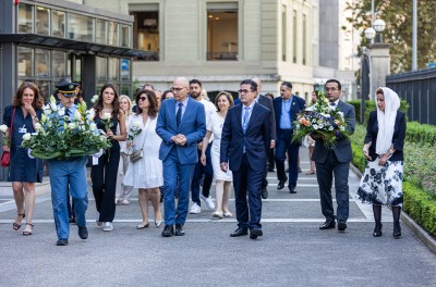 福尔克尔·蒂尔克（Volker Türk）带领同事、朋友和家人参加纪念仪式。图片来源：人权高专办/Pierre Albouy