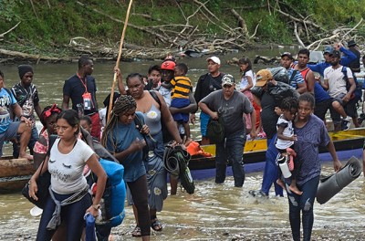 Migrantes llegando en bote a través del Tapón del Darién, Panamá, 9 de mayo de 2023 - ACNUDH