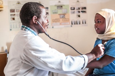 Un docteur examine une jeune patiente. © Getty Images