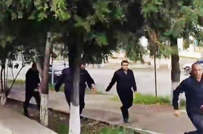 Des personnes courent alors que des coups de feu et des explosions se font entendre à Stepanakert, appelé Khankendi par l’Azerbaïdjan, dans la région du Haut-Karabakh, le 19 septembre 2023. Capture d’écran obtenue à partir d’une vidéo diffusée. Ⓒ Artsakh Public TV/Image distribuée par l’intermédiaire de REUTERS