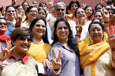 India: Nueva Delhi, 21 de sept (ANI):  Varias mujeres visitantes posan para una foto de grupo en el Parlamento durante la Sesión Especial, en Nueva Delhi, el jueves pasado. © ANI Photo/Shrikant Singh