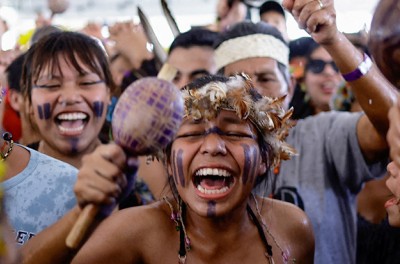 Le peuple autochtone brésilien Xokleng se réjouit après que la Cour suprême du Brésil a voté en majorité contre la thèse juridique du « Marco Temporal » (cadre temporel), à Brasilia, au Brésil, le 21 septembre 2023. © REUTERS/Ueslei Marcelino