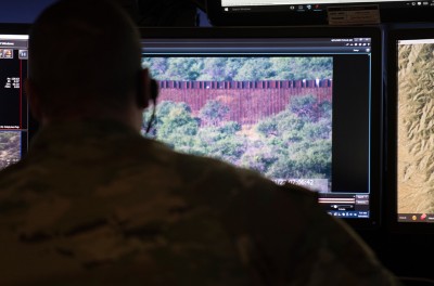 2022年，美国边境巡逻站，一名边境巡逻人员正在监测实况影像。图片来源：汤森路透基金/Rebecca Noble