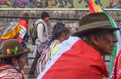 متظاهرون من السكان الأصليين يطالبون باستقالة رئيسة بيرو دينا بولوارت خلال احتجاج عمّ الشارع الرئيسي في كوسكو، بيرو، 1 شباط/ فبراير 2023. © إيفان فلوريس/ وكالة فرانس بريس