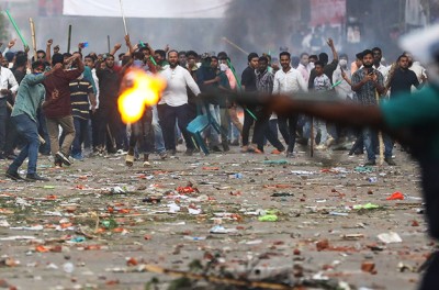 2023年10月28日，孟加拉国民族主义党活动人士在达卡举行集会，要求总理谢赫·哈西娜（Sheikh Hasina）辞职，并释放民族主义党领袖贝古姆·卡莉达·齐亚（Begum Khaleda Zia），警务人员在集会上站岗。Ⓒ图片来源：Ahmed Salahuddin／NurPhoto