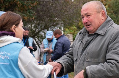 La mission de surveillance des droits de l’homme en Ukraine sur le lieu de la tragédie du village de Hroza, dans la région de Kharkiv, en Ukraine, où un tir de missile a tué au moins 59 civils. Ⓒ HCDH Yevhen Nosenko 07.10.23.