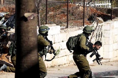2023年11月2日，以色列军队突袭了约旦河西岸比雷赫（Al-Bireh）的街区并拘留了一名巴勒斯坦人。© Issam Rimawi／阿纳多卢通讯社