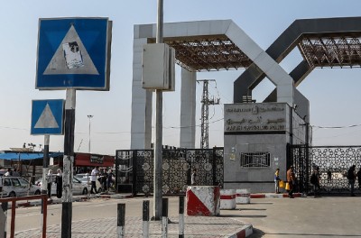 11月1日，加沙，拉法：2023年11月1日，以色列对加沙拉法省的空袭进入第26天，持有外国护照的巴勒斯坦人在拉法边境口岸等待进入埃及。图片来源：阿纳多卢通讯社/Abed Rahim Khatib