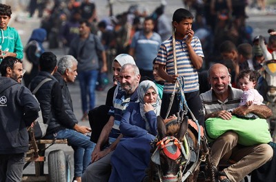2023年11月9日，在以色列和巴勒斯坦伊斯兰团体哈马斯的持续冲突中，巴勒斯坦民众乘坐畜力车从加沙北部向南部逃离。图片来源：路透社/Mohammed Salem