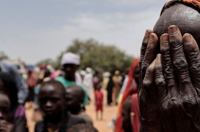 Una mujer sudanesa, quién huyó del conflicto en Geneina, en la región de Darfur en Sudán, llora la muerte de su hijo y de un familiar quienes, según afirmó, fueron asesinados por las Fuerzas de Apoyo Rápido (RSF, según siglas en inglés), Chad, 25 de julio de 2023. © REUTERS/Zohra Bensemra