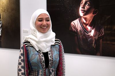 玛雅·加扎尔是一位20岁的叙利亚难民，在2019年社会论坛上担任主旨发言人。©人权高专办