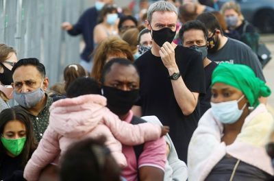 民众在2019冠状病毒病检测中心外排队等候。联合国专家报告指出，人人有权得到保护，免受病毒传染。©路透社／Hannah McKay