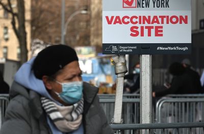 2021年2月5日，纽约市扬基体育场开始作为2019冠状病毒病疫苗接种中心启用，一名妇女走向场外设立的安全检查站 © Anthony Behar/Sipa USA