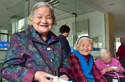 نساء في مركز مجتمعي في مدينة ييوو في مقاطعة تشجيانغ شرق الصين © رويترز