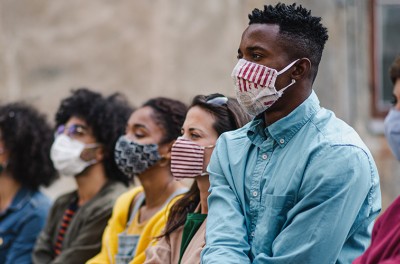 Протестующие в масках держатся за руки © Getty Images