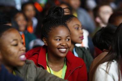一些南非少年在开普敦的青年卫生节上听取演讲。© EPA/Nic Bothma