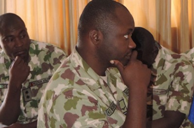 强制和平行动的士兵们参加尼日利亚迈杜古里的人权讲习班，2015年12月 © 人权议程网络/ Melissa Omene