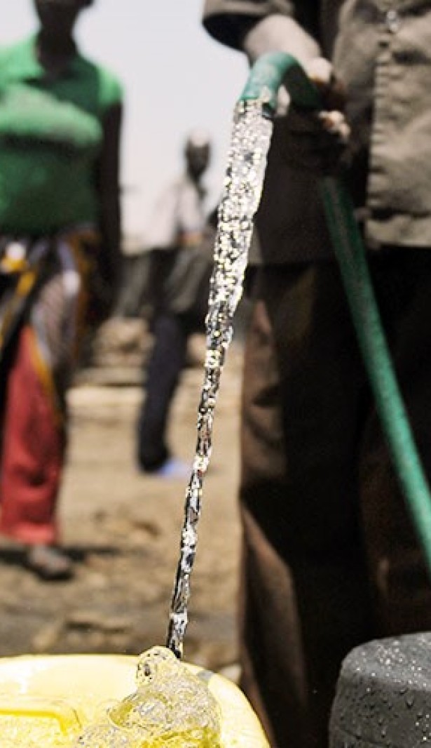 水贩用水桶装水，在玛萨瑞（Mathare）贫民区售卖，肯尼亚内罗毕，2012年3月22日。 法新社图片/Tony KARUMBA