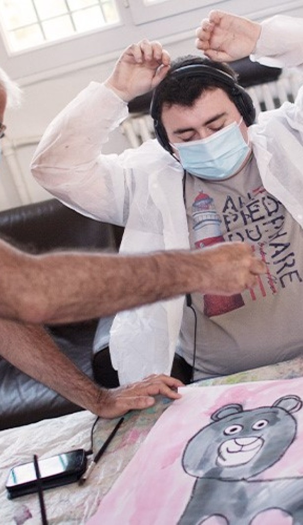 2020年5月7日，在法国巴黎采取2019冠状病毒病封锁措施期间，一名艺术治疗师与一名年轻的自闭症男子进行互动，该男子被收容在一家日间精神病院。©Loic VENANCE／法新社