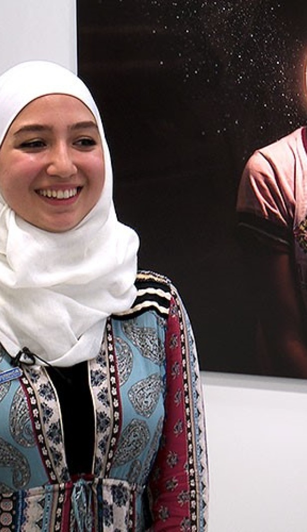 玛雅·加扎尔是一位20岁的叙利亚难民，在2019年社会论坛上担任主旨发言人。©人权高专办