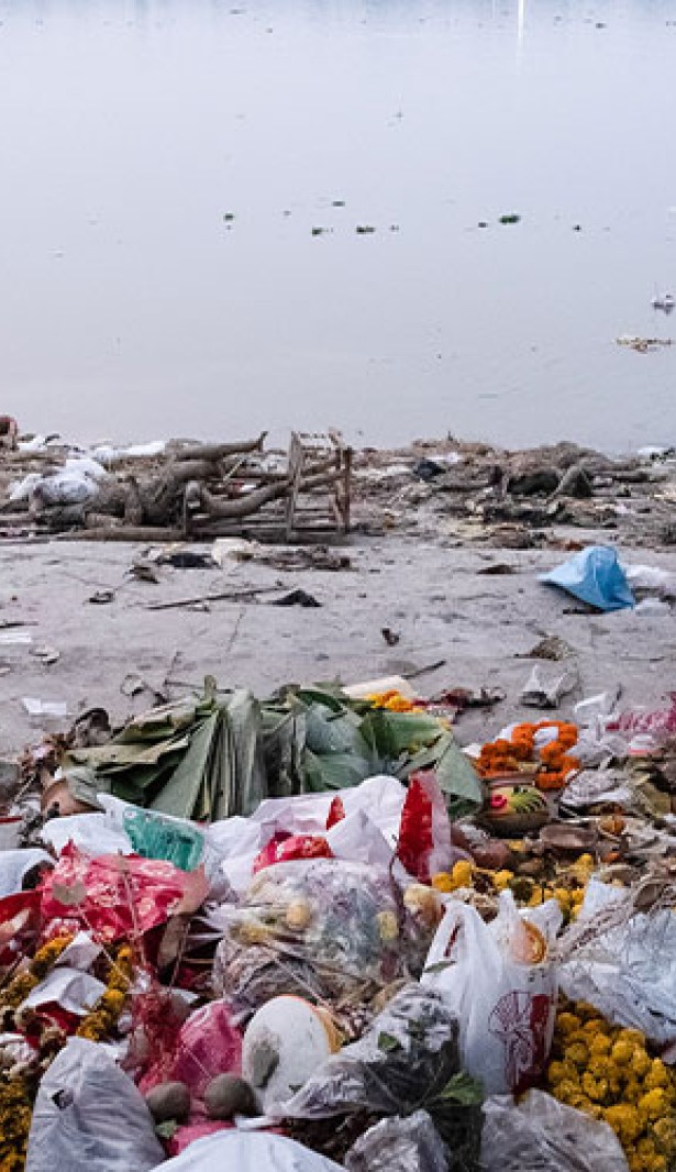 圣河恒河（Ganga）沿岸完全被垃圾所污染的景象（摄影：Dipayan Bose／SOPA Images/Sipa USA）