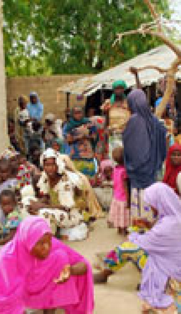 在尼日利亚桑比萨森林，尼日利亚军队从叛乱分子手中救出的一些妇女和儿童，2015年4月30日 © EPA/STR