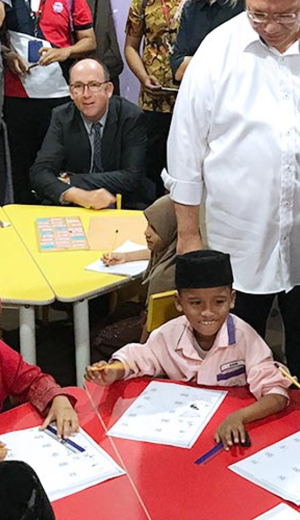米歇尔·巴切莱特参观马来西亚的罗兴亚难民学习中心 © 人权高专办