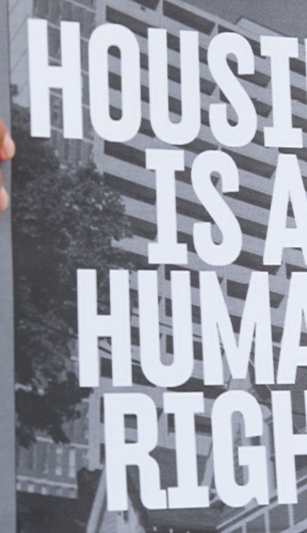Плакат с надписью "Жилье - это право человека"