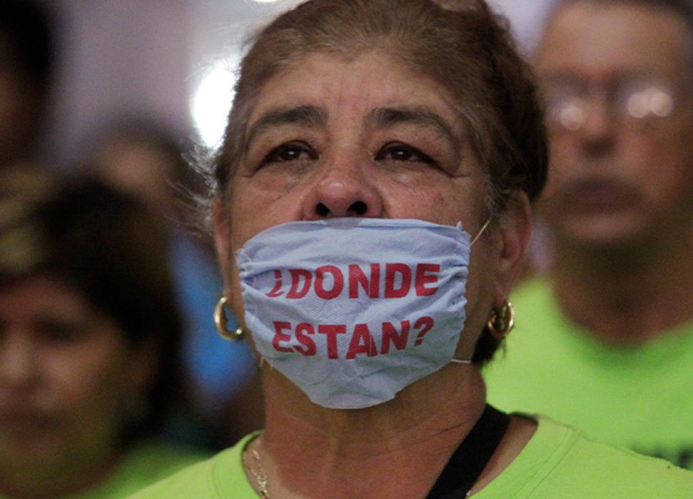 Женщина в маске с надписью "Где они?"