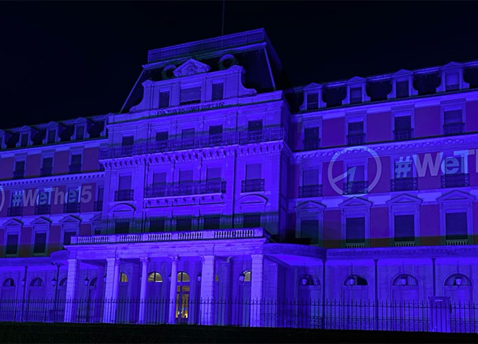 2021年8月19日，瑞士日内瓦，联合国人权办总部所在地威尔逊宫点亮紫色灯光，庆祝发起“我们是15”运动©人权高专办