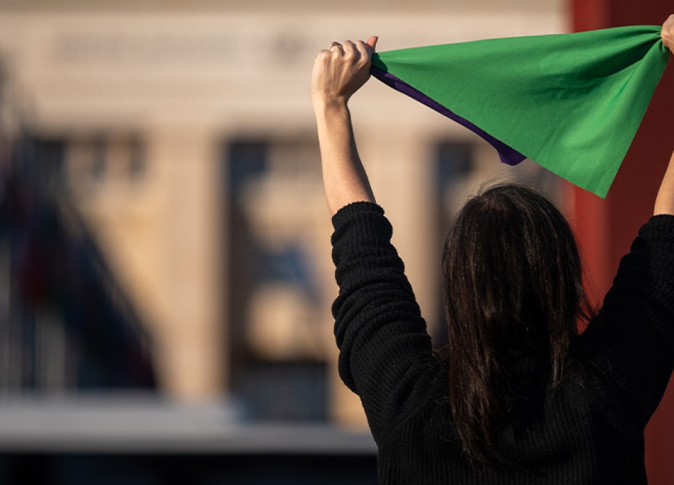 一名女性拿着在拉丁美洲象征妇女抗争的绿色手帕：© Nicolás Braguinsky Cascini