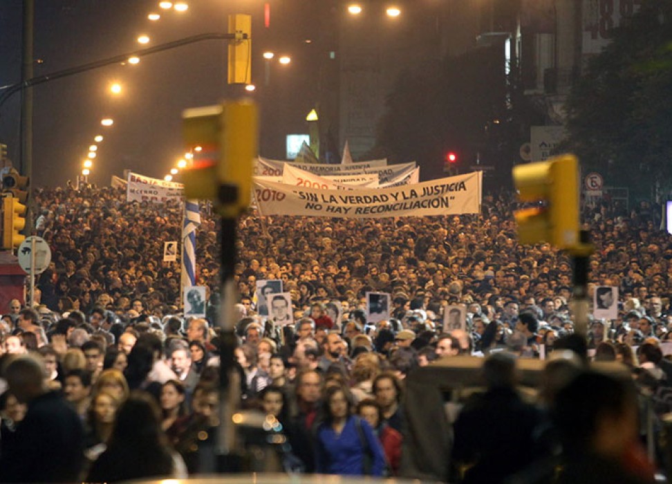Тысячи уругвайцев принимают участие в молчаливом протесте с требованием установить истину и обеспечить правосудие в отношении преступлений, совершенных в период военной диктатуры (1973–1985 гг.), 2011 г. © Ivan Franco/EPA-EFE