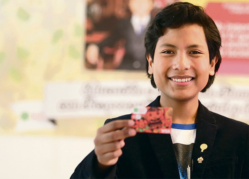 何塞·基索卡拉（José Quisocala）7岁时为帮助贫困儿童成立了一家银行，这是他手持银行卡的照片 © 何塞·基索卡拉