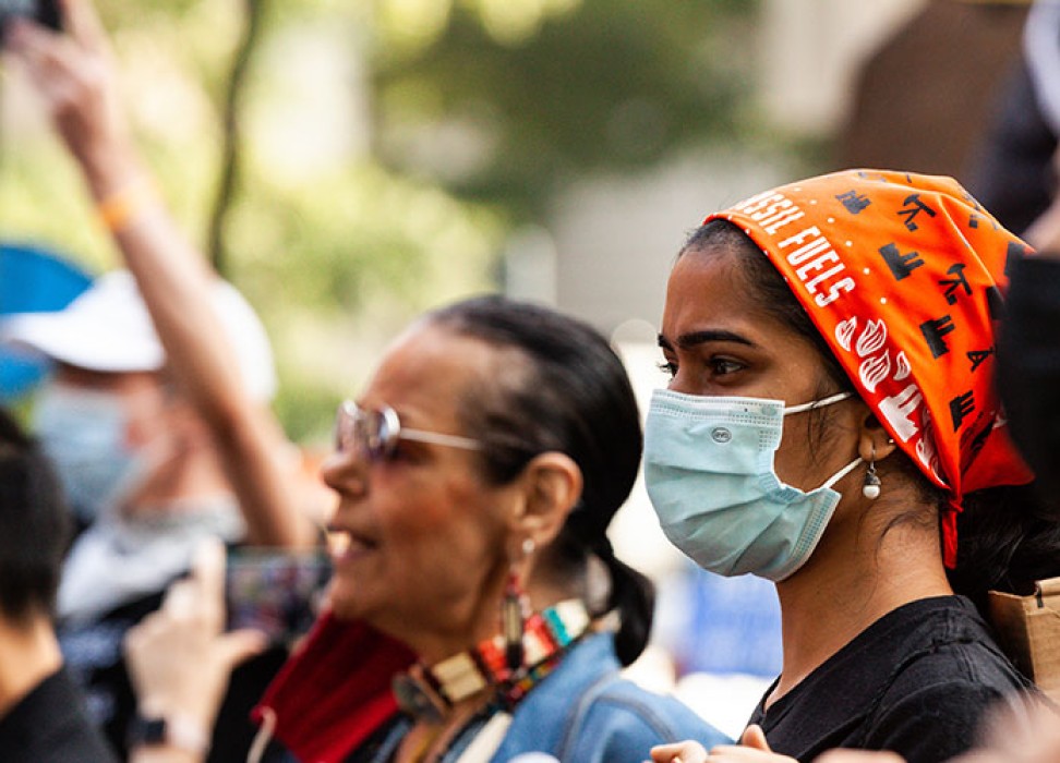 ناشطون في مجال المناخ من الأمريكيين الأصليين وحلفاؤهم يسيرون أمام مبنى الكابيتول في الولايات المتحدة خلال احتجاج قاده الشباب. © أليسون بيلي/ رويترز كونيكت