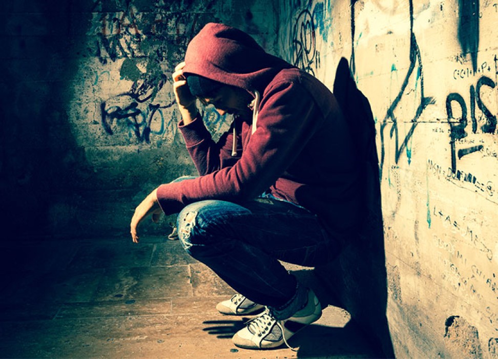Un homme triste et seul dans la pénombre. Photo : Getty Photo