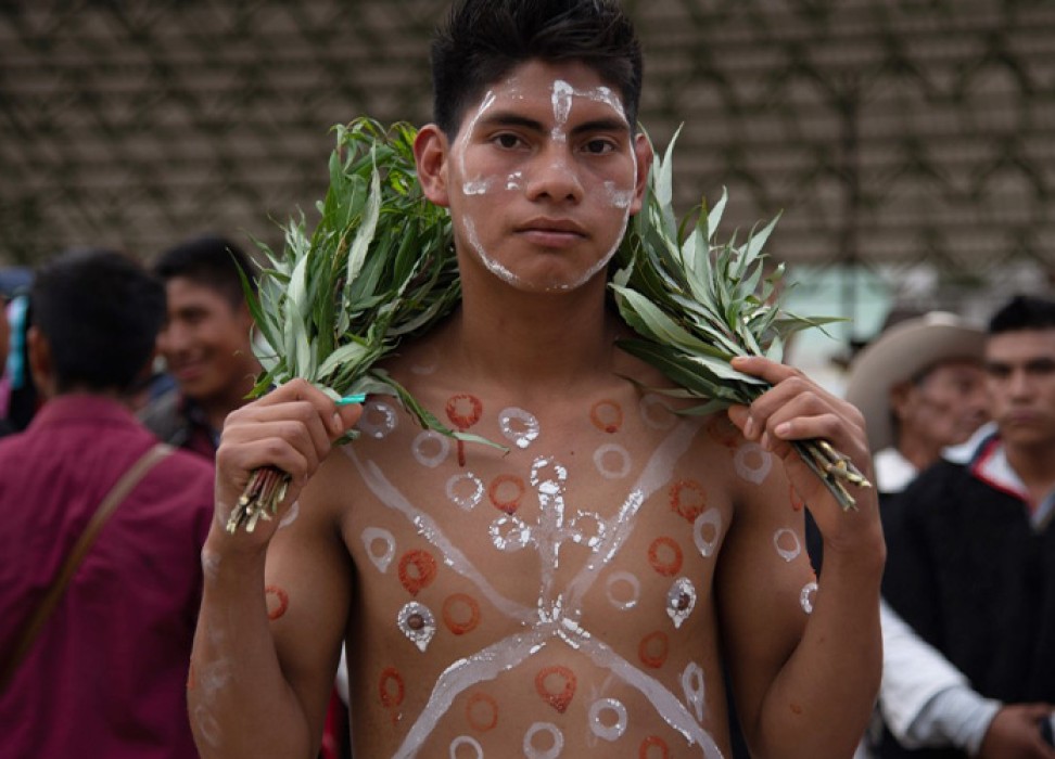 佐齐尔土著人民参加墨西哥恰帕斯州切纳尔霍的传统节日。©欧新社-埃菲通讯社／Carlos Lopez